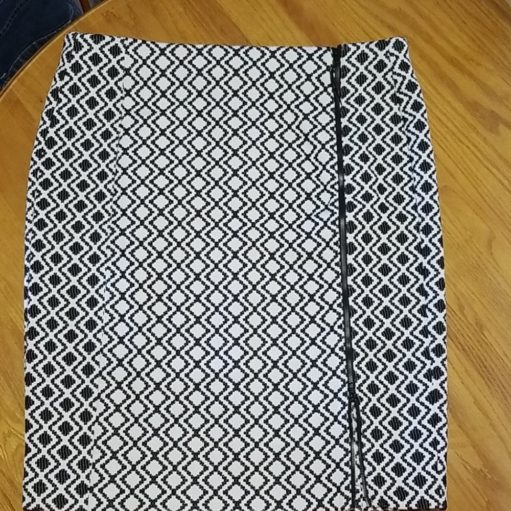 Skirt side zipper to add a little flair